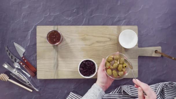 Flach Lag Anordnung Von Gourmetkäse Kräutern Und Früchten Auf Einem — Stockvideo