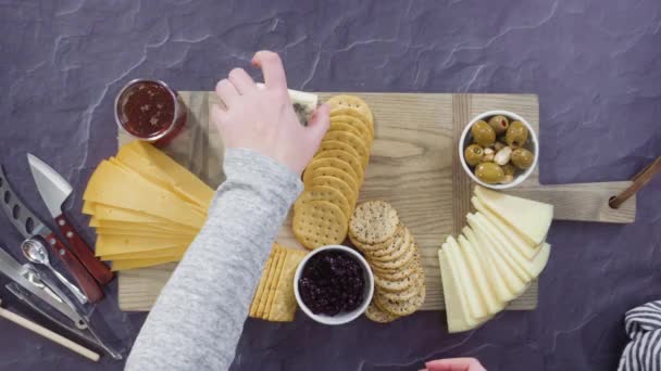 Organizar Queijo Gourmet Crakers Frutas Uma Placa Para Uma Grande — Vídeo de Stock