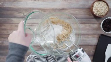 Pasta yapmak için unu diğer malzemelerle karıştırmak..