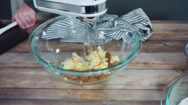 Pasta yapmak için unu diğer malzemelerle karıştırmak..