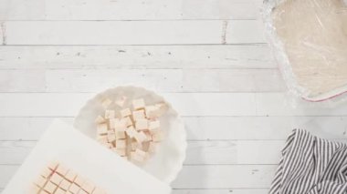 Düz yatıyordu. Adım adım. Beyaz bir kesme tahtasıyla ev yapımı şekerleme kesiyorum..