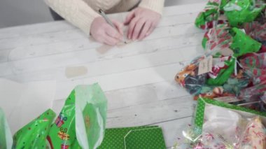 Hediyeler için ev yapımı zencefilli ekmek ve şeker Noel kurabiyeleri paketliyorum..