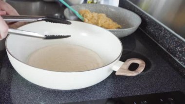 Un tortilla içinde taze sebze, yumurta ve pastırma ile kahvaltıda burrito pişirmek..