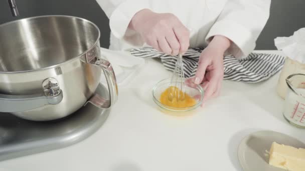 把配料混合在厨房里 放在搅拌机里烘烤肉桂卷 — 图库视频影像