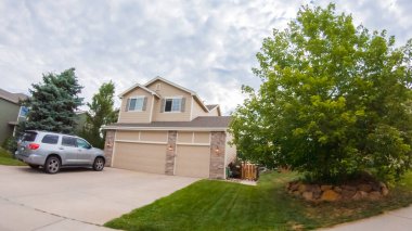 Denver, Colorado, ABD-19 Temmuz 2020 - Bir yaz sabahı tipik banliyö manzarası.