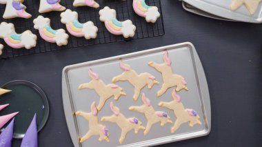 Adım adım. Düz yatıyordu. Tek boynuzlu at şekerli kurabiyelerin üzerine kraliyet kreması süslemek..