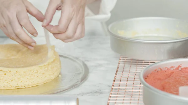 Step Step Removing Freshly Baked Cake Layers Cake Pan Cooled — Stock Photo, Image