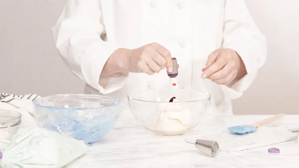 Mezclar Colorante Alimentos Con Glaseado Crema Mantequilla — Foto de Stock
