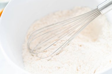 Çikolata parçacıklı kurabiye yapmak için karıştırma kabında malzemeleri karıştırıyorum..