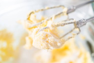 Çikolata parçacıklı kurabiye yapmak için karıştırma kabında malzemeleri karıştırıyorum..