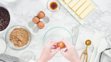 Adım adım. Düz yatıyordu. Çikolata parçacıklı kurabiye yapmak için cam kasede malzemeleri karıştırıyorum..