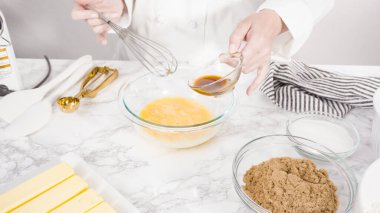 Adım adım. Çikolata parçacıklı kurabiye yapmak için cam kasede malzemeleri karıştırıyorum..