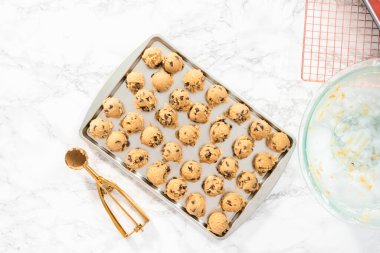 Ev yapımı çikolatalı kurabiyeler. Hamur kepçeleri..