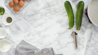 Düz yatıyordu. Adım adım. Bitkisel ekşi kremayla kabak keki yapmak için malzemeler kesiyorum..