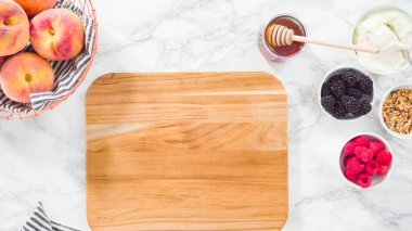 Düz yatıyordu. Adım adım. Organik şeftali ve böğürtlenli ricotta tostu yapıyorum..