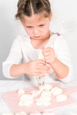Küçük kız İtalyan tereyağı kreması tatlandırması yapıyor..