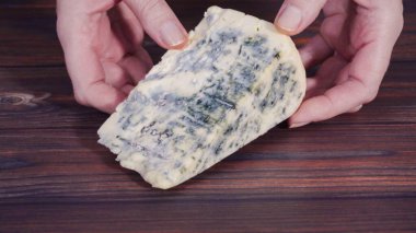 Köy ahşap arka planda büyük bir dilim mavi peynir..