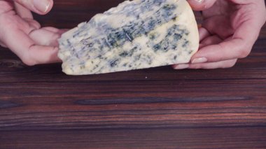 Köy ahşap arka planda büyük bir dilim mavi peynir..