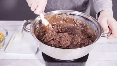 Adım adım. Kavanozda çikolata parçaları eritip fındıklı şekerleme yapıyorum..