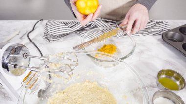 Adım adım. Bir portakalı turuncu bir jöle yapmak.