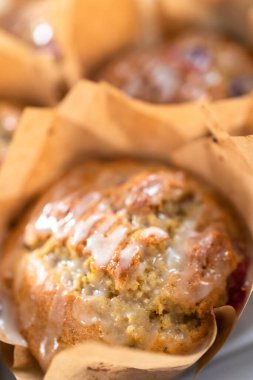 Kahverengi laleli kek kuyruğunda taze pişmiş yaban mersinli kek..