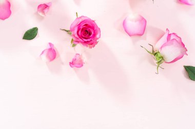 Düz yatıyordu. Pembe güller ve pembe arka planda gül yaprakları.