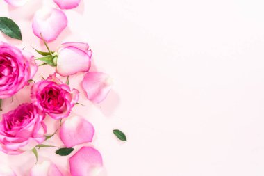 Düz yatıyordu. Pembe güller ve pembe arka planda gül yaprakları.