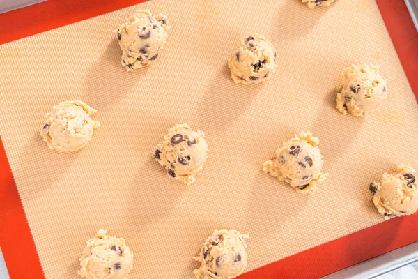 Pasta Biscotti Fatta Casa Con Gocce Cioccolato Una Teglia Con — Foto Stock