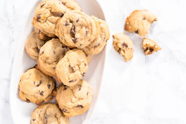 Biscotti Fatti Casa Con Gocce Cioccolato Piatto Bianco — Foto Stock