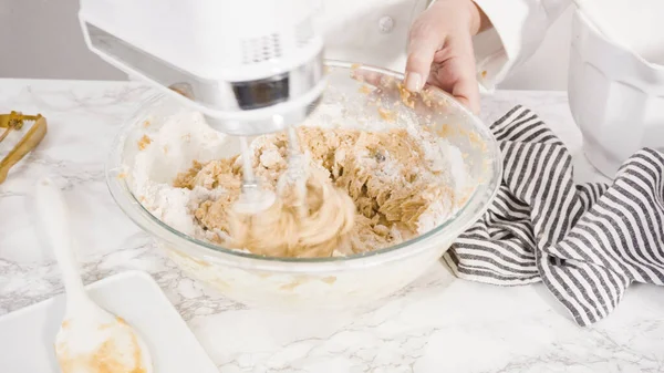 Passo Passo Misturando Ingredientes Uma Tigela Vidro Para Fazer Biscoitos — Fotografia de Stock