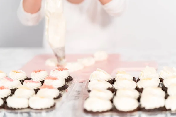 Little Girl Practicing Piping Italian Buttercream Frosting — Stock Photo, Image