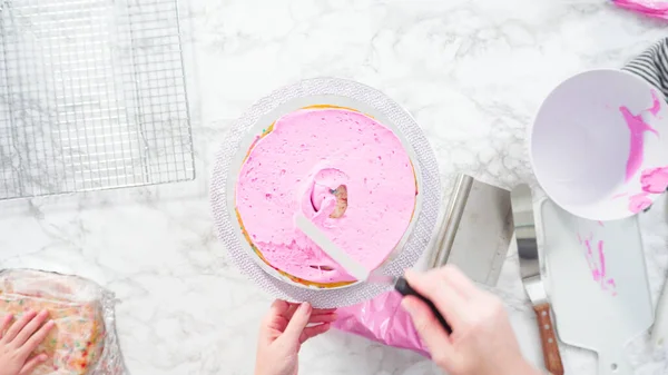 Ett Platt Ligg Steg För Steg Glasyr Runda Funfetti Tårta — Stockfoto