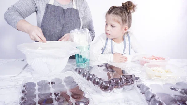 Βήμα Βήμα Κοριτσάκι Που Βοηθά Στη Διακόσμηση Μίνι Κέικ Σοκολάτας — Φωτογραφία Αρχείου