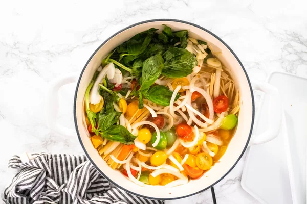 Acostado Preparación Una Pasta Olla Horno Holandés Esmaltado Hierro Fundido — Foto de Stock