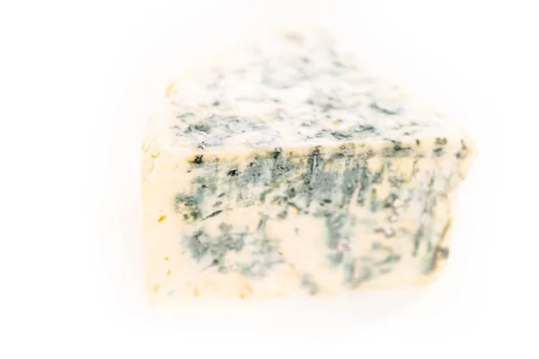 Große Scheibe Blauschimmelkäse Auf Weißem Hintergrund — Stockfoto