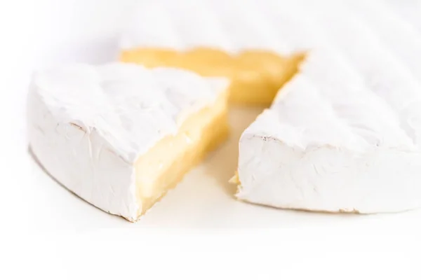 Grande Fatia Queijo Brie Fundo Branco — Fotografia de Stock