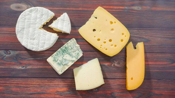Düz Yatıyordu Kaba Ahşap Arka Planda Büyük Gurme Peynirleri — Stok fotoğraf