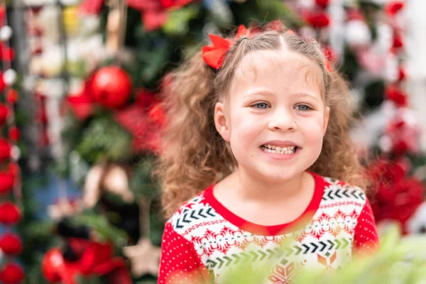 Kleines Mädchen Roten Kleid Auf Dem Christbaumhof — Stockfoto