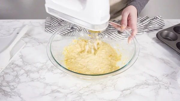 Passo Passo Misturando Ingredientes Uma Tigela Mistura Para Assar Muffins — Fotografia de Stock