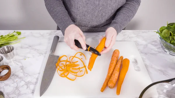 Curring Legumes Uma Placa Corte Branco Para Cozinhar Sopa Feijão — Fotografia de Stock