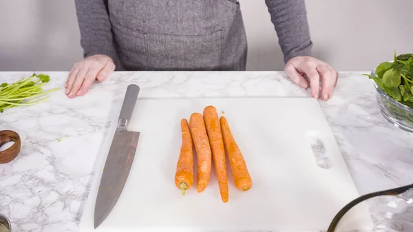 Curring Legumes Uma Placa Corte Branco Para Cozinhar Sopa Feijão — Fotografia de Stock