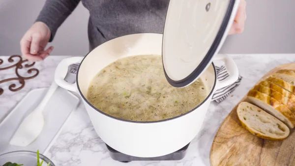 Cocinar Sopa Vegetariana Frijol Blanco Horno Holandés Hierro Fundido — Foto de Stock