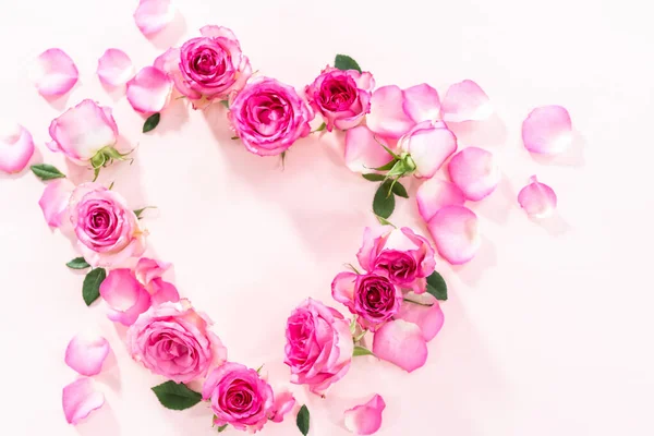 Deitado Forma Coração Feita Rosas Rosa Pétalas Rosa Fundo Rosa — Fotografia de Stock