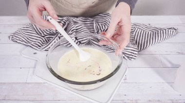 Çikolata ahududu kekleri için ev yapımı çikolatalı ganache hazırlıyorum..