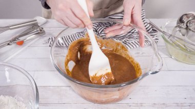 Çikolatalı ahududu kekleri pişirmek için malzemeler karıştırıyorum..