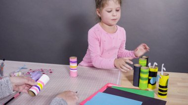 Çocuk kâğıtları. Boş tuvalet kağıdı rulolarından ve inşaat kağıdından kağıt hataları yapmak.