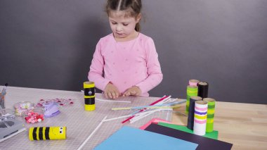 Çocuk kâğıtları. Boş tuvalet kağıdı rulolarından ve inşaat kağıdından kağıt hataları yapmak.