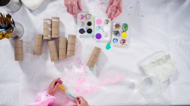 Düz yatıyordu. Çocuk kâğıtları. Kağıt hataları yaratmak için boş tuvalet kağıtlarını akrilik boyayla boyamak..