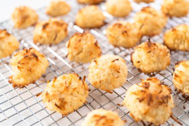 Mutfakta yeni pişmiş hindistan cevizli kurabiyeler kurutuluyor..