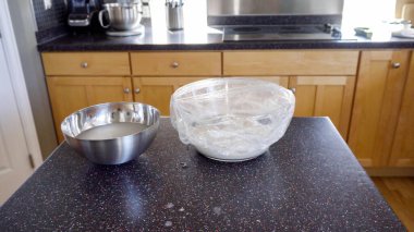 Adım adım. Konut mutfağında ekşi ekmek pişirmek.